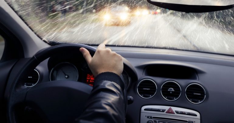 نصائح مهمة لقيادة سيارتك تحت المطر